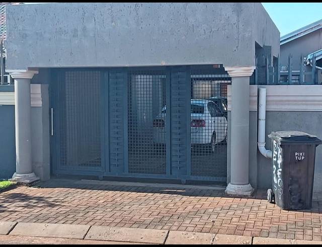 3 BEDROOM HOUSE FOR SALE IN PROTEA GLEN